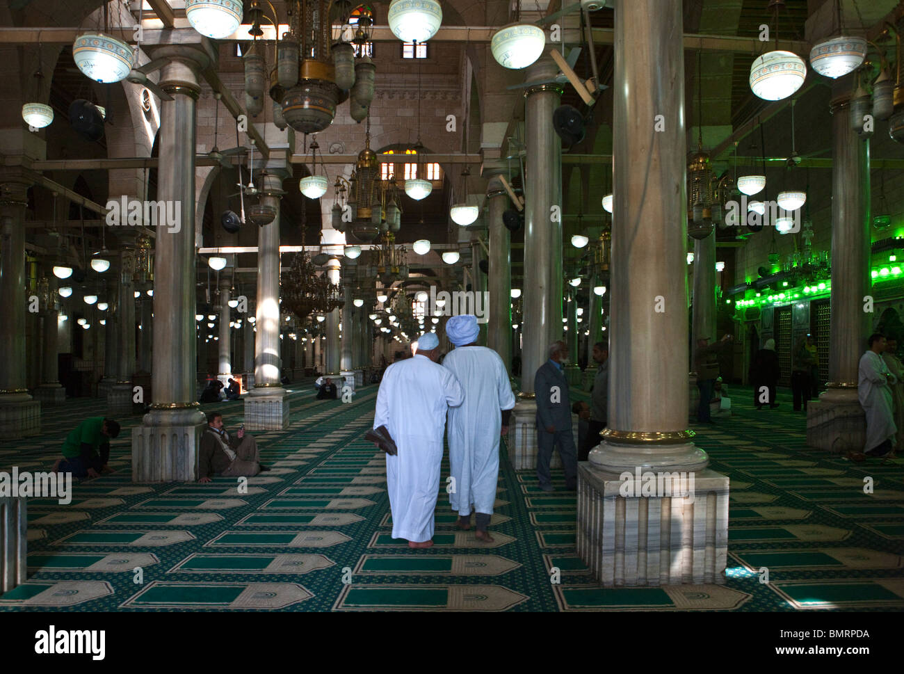 Ägypten, Kairo, Menschen vor Ort in Alemam Al Hussein Moschee Stockfoto