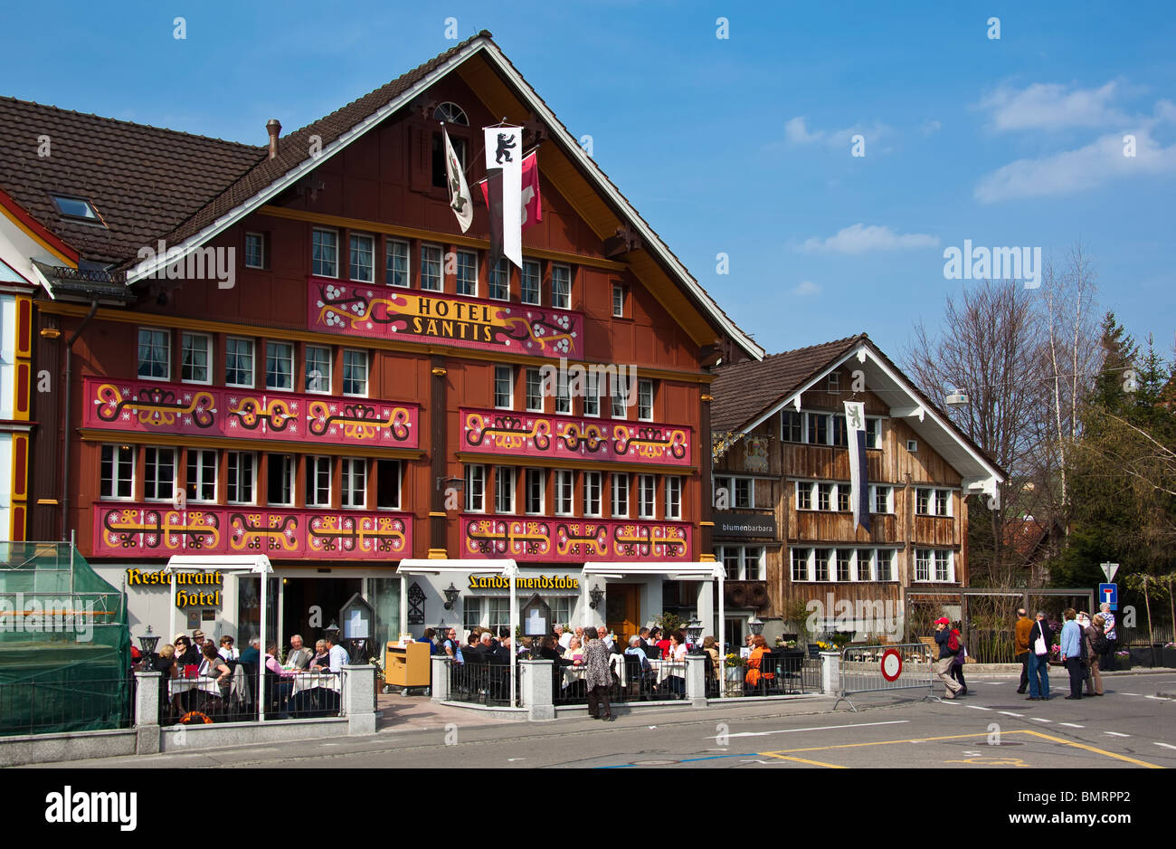 Rot dekoriert Fassade des Hotel Säntis am Landsgemeindeplatz Square, Appenzell, Schweiz Stockfoto