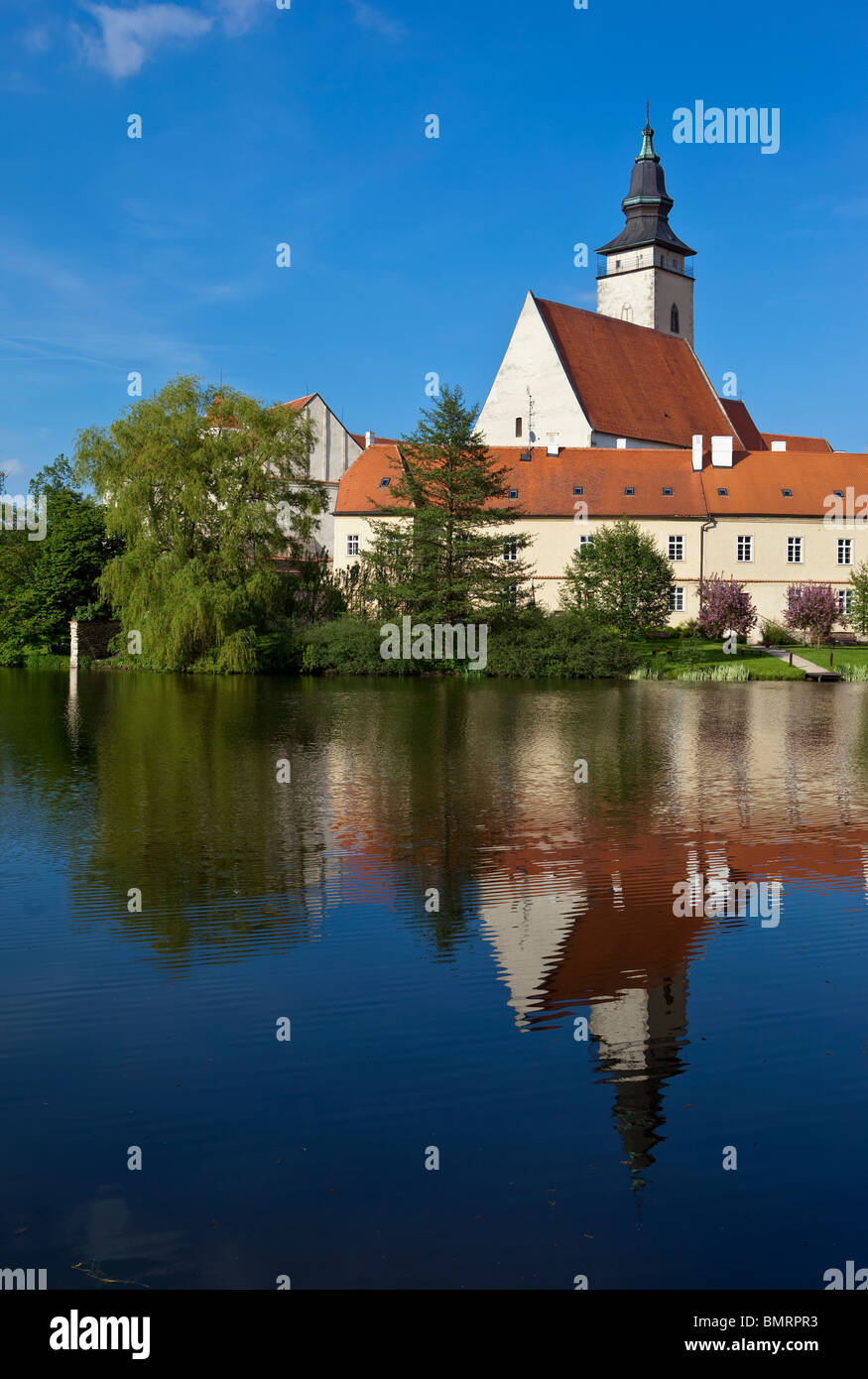 Reflektierte Kirche im Teich, historische Altstadt von Telc, UNESCO-Weltkulturerbe, Süd-Mähren, Tschechische Republik Stockfoto