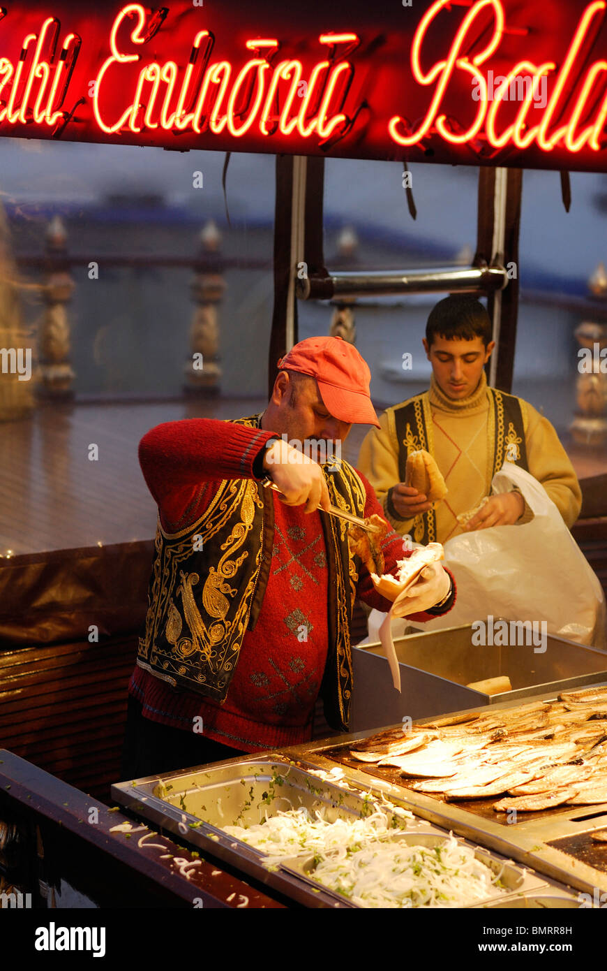 Istanbul. Turkei. Frische Fischbrötchen an der Uferpromenade von Eminönü. Venditore di Pesce Sulla Riva di Eminonu. Stockfoto