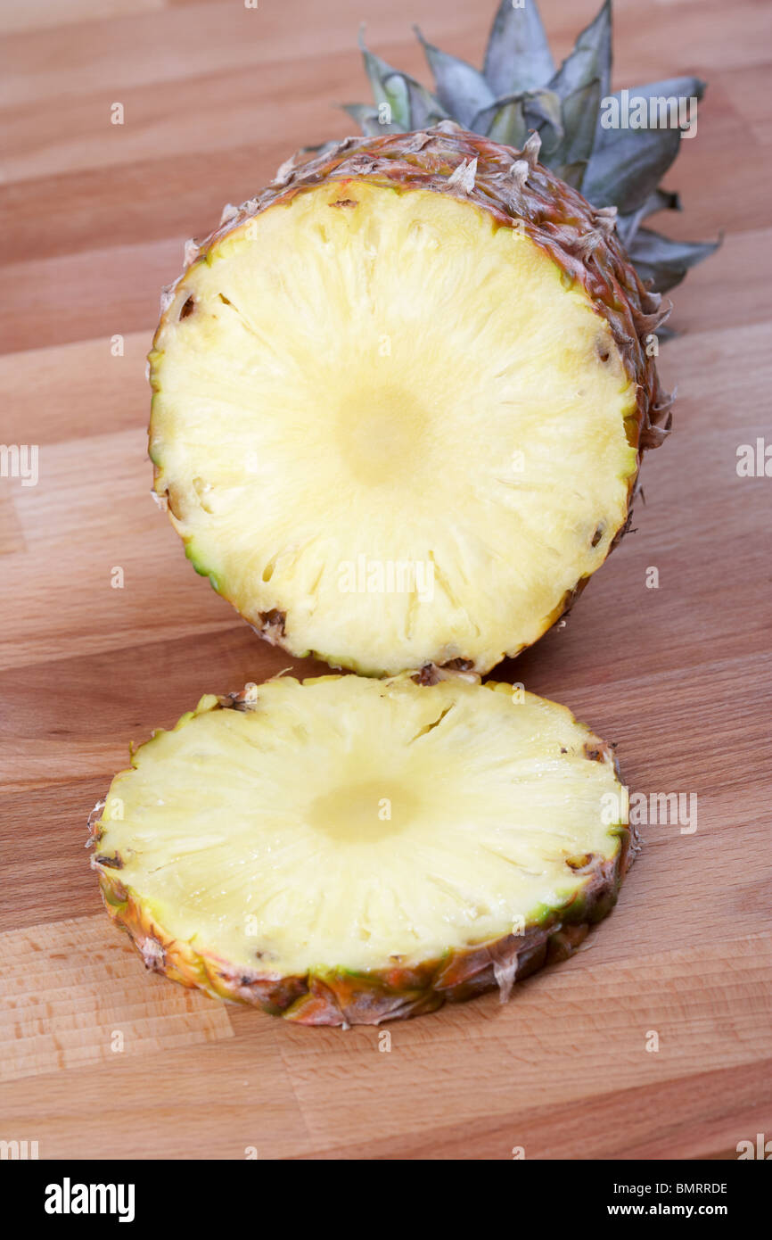 frisch geschnittenen Sie Ananas sitzen auf einem hölzernen Schneidebrett Stockfoto