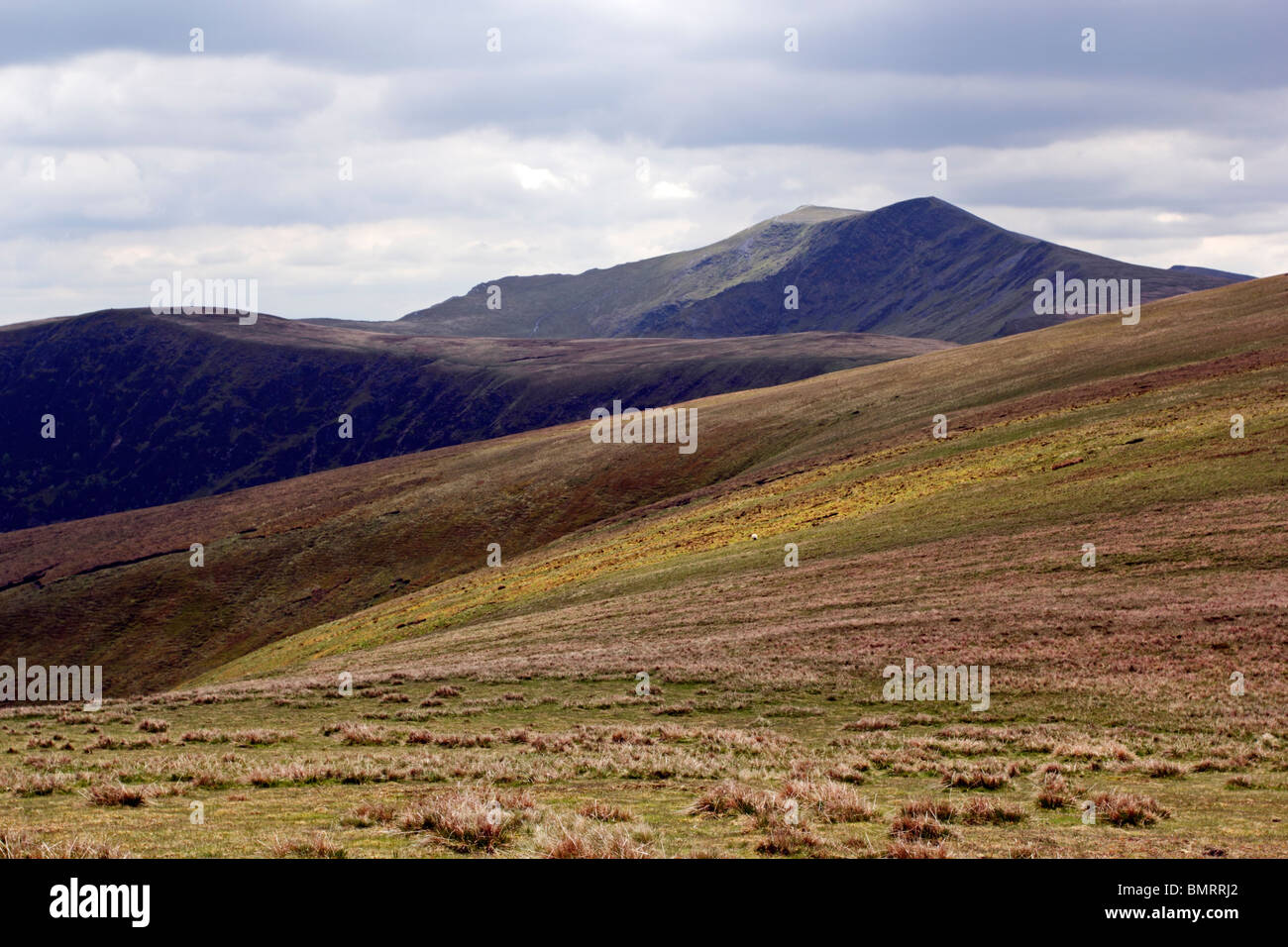 Blencathra und Bannerdale Klippen von Bowscale fiel. Stockfoto