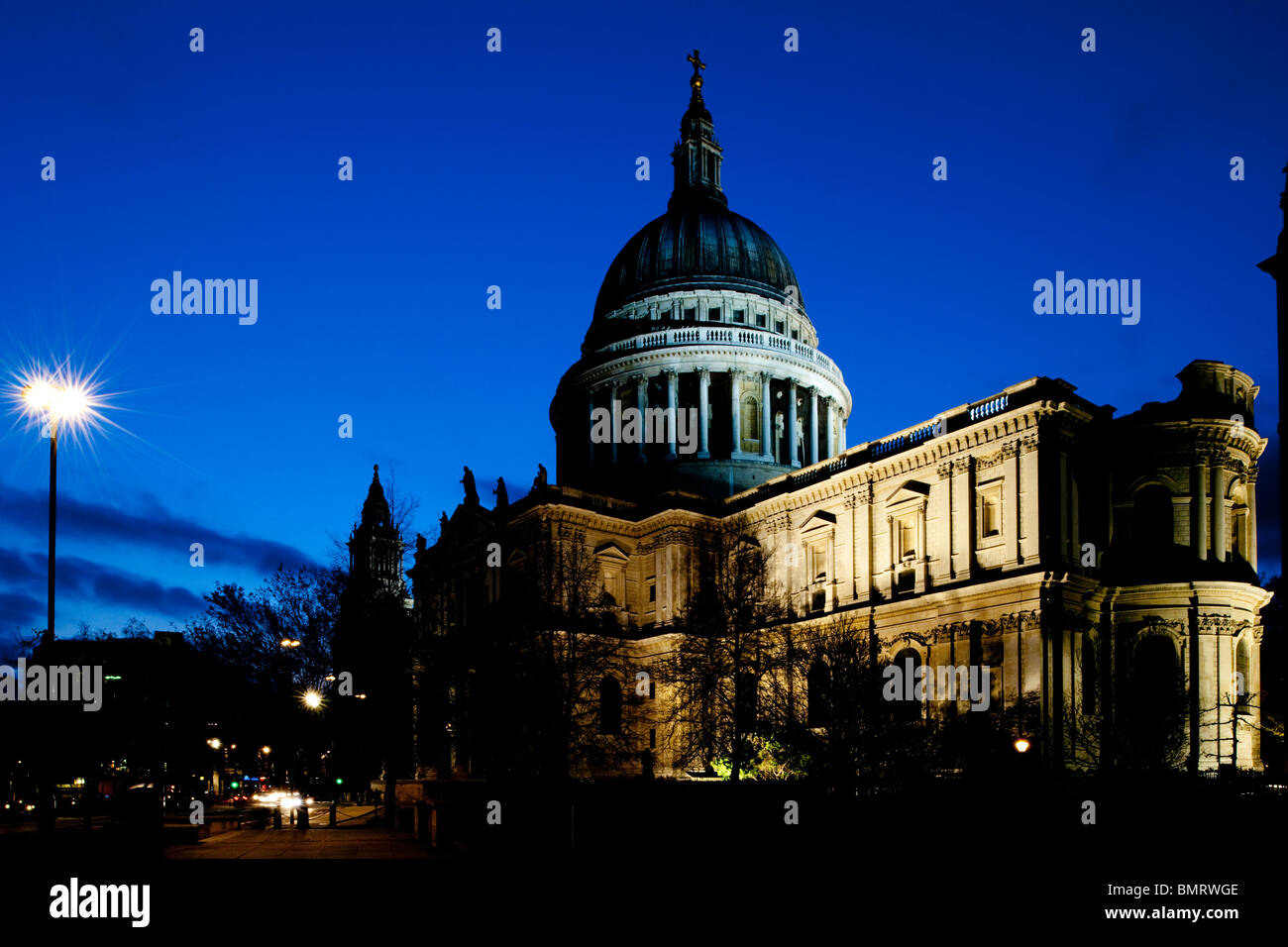 St Pauls Cathedral, in der City of London, in der Dämmerung fotografiert. Stockfoto