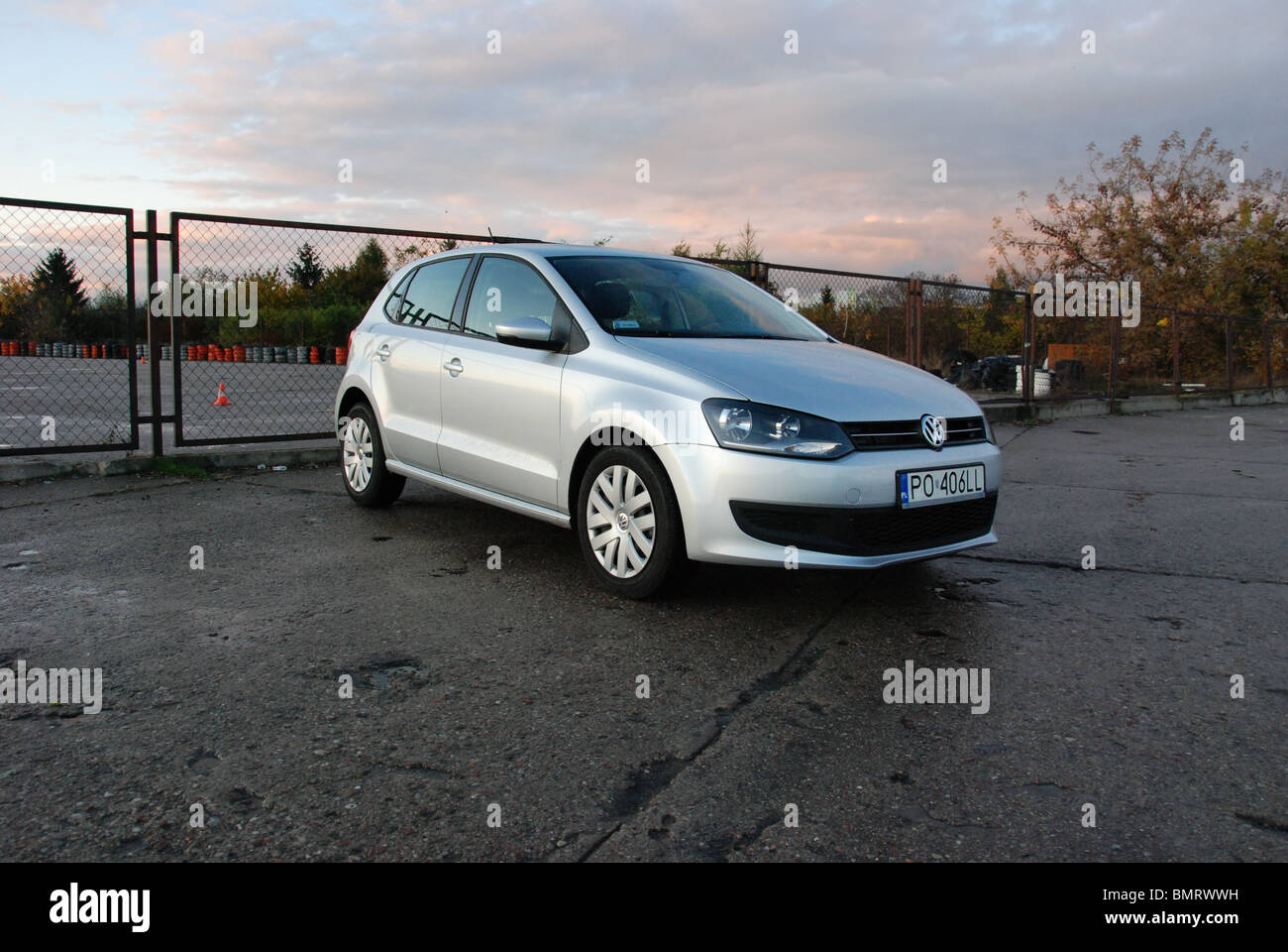 Volkswagen Polo 1.6 TDI - meine 2009 - silbernen - fünf Türen (5D) - Deutsche Kleinwagen Stadtauto - auf Parkplatz Stockfoto