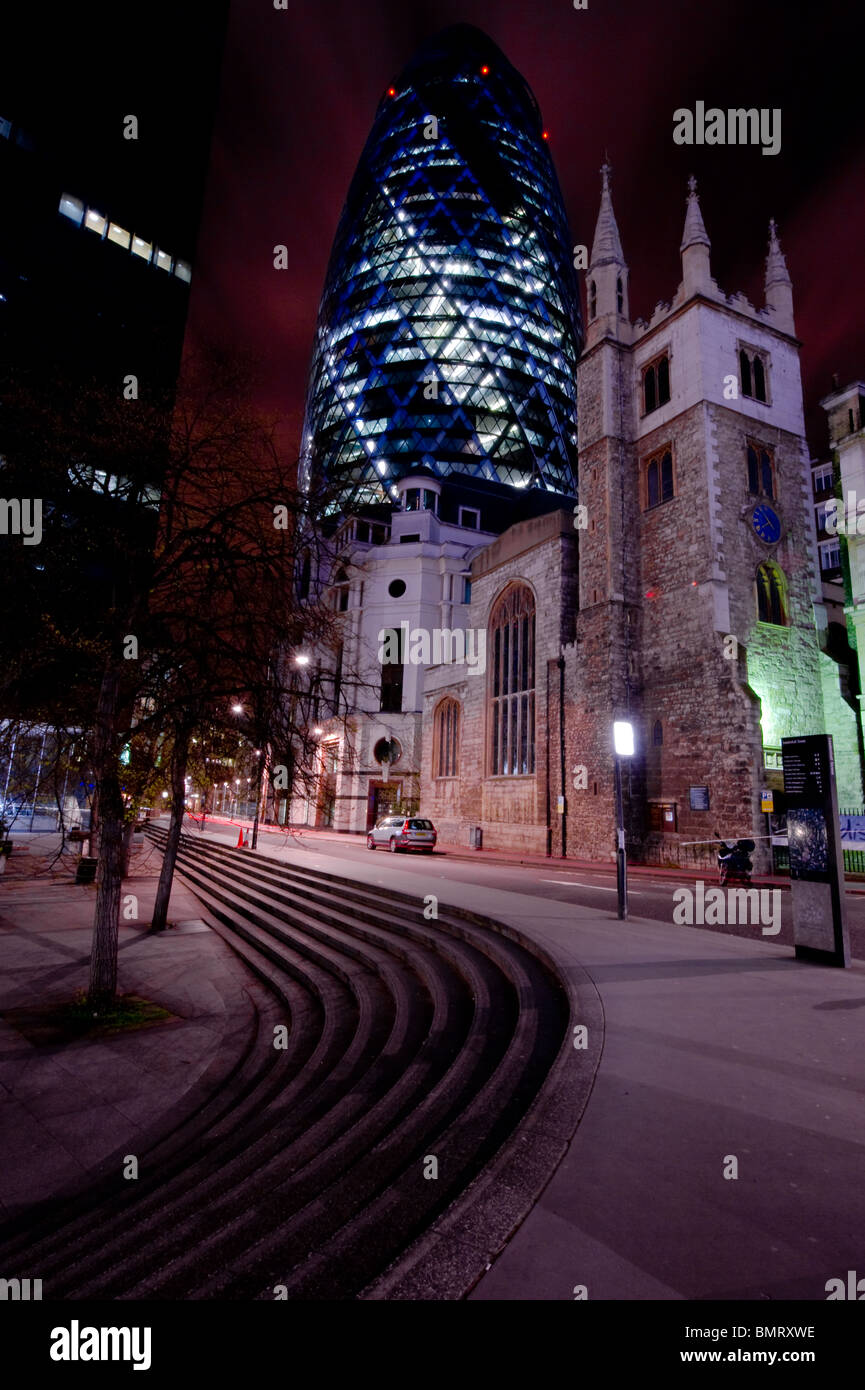 Swiss RE Gebäude am 30 St Mary Axe in der City of London, in der Nacht vom Leadenhall Street gesehen. Stockfoto