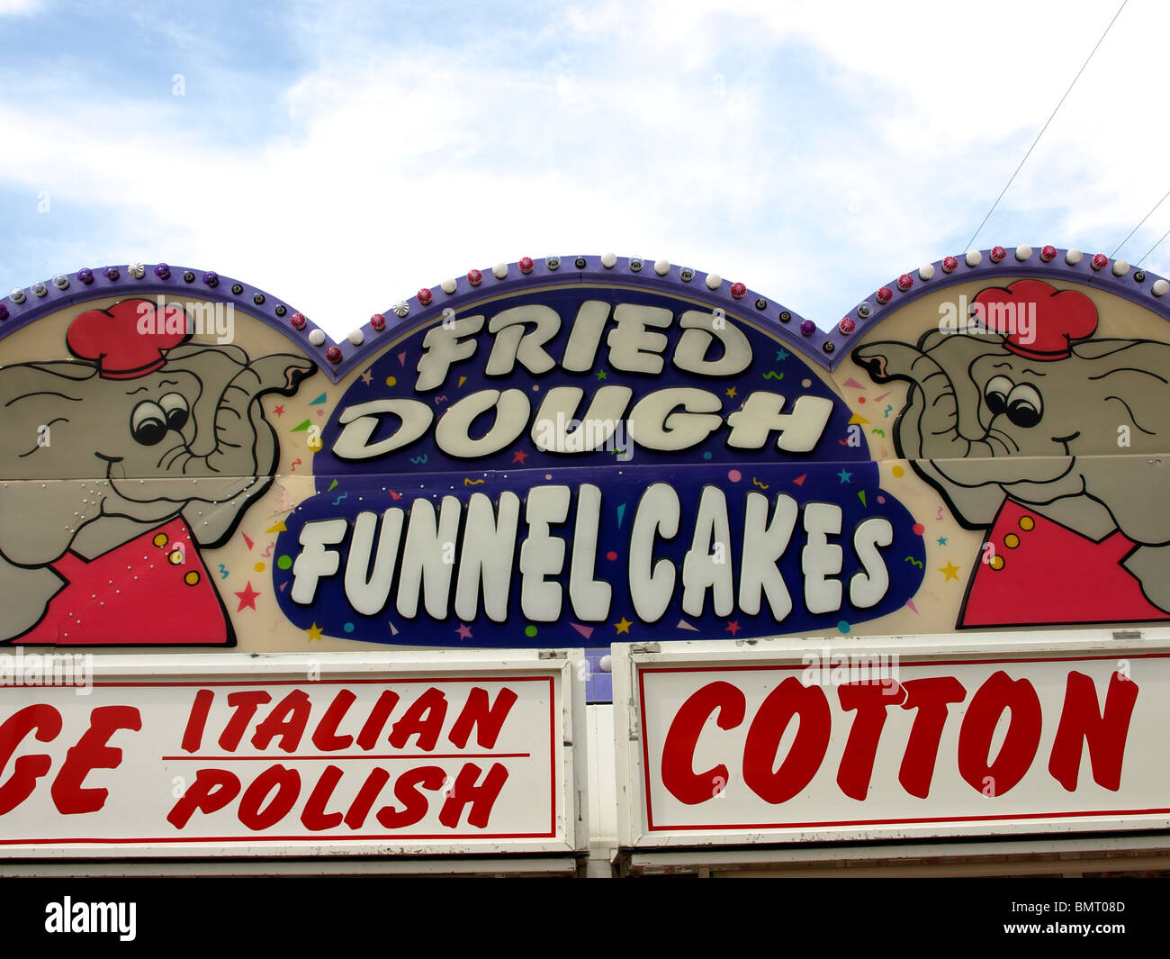 Vergnügungspark Karneval Speisen stehen Zeichen mit frittierten Teig Trichter Kuchen Italienisch Polnisch Baumwolle auf Schild mit Elefanten Stockfoto