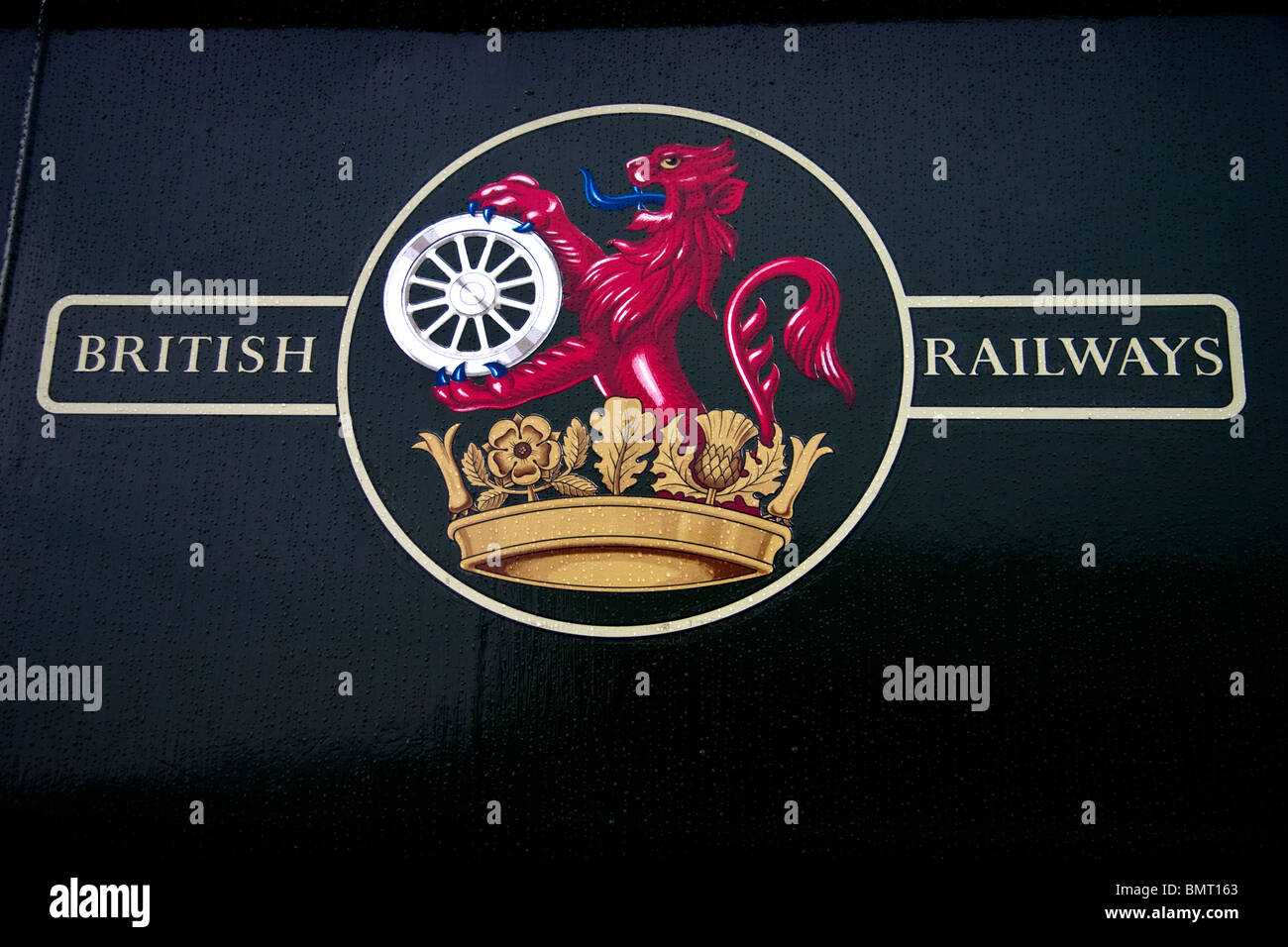 British Railway's 1956 "Frettchen und Dartboard "Crest auf eine alte Lokomotive. Stockfoto