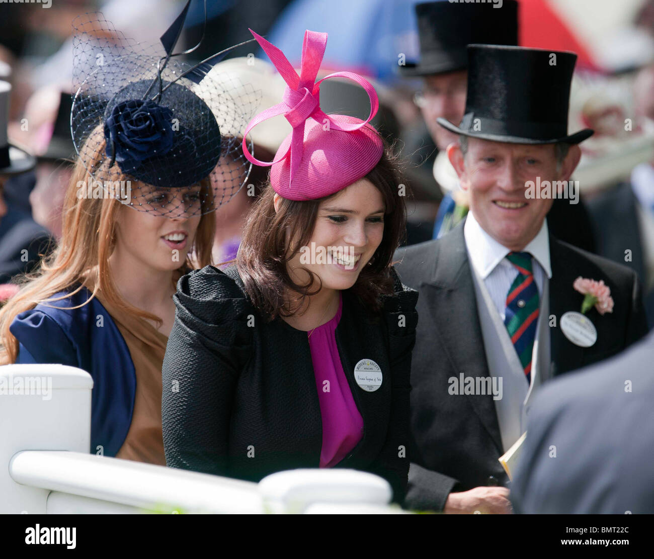 Prinzessin Eugenie, C, kommen beim Royal Ascot Rennen Treffen mit ihrer älteren Schwester Prinzessin Beatrice, L. Stockfoto