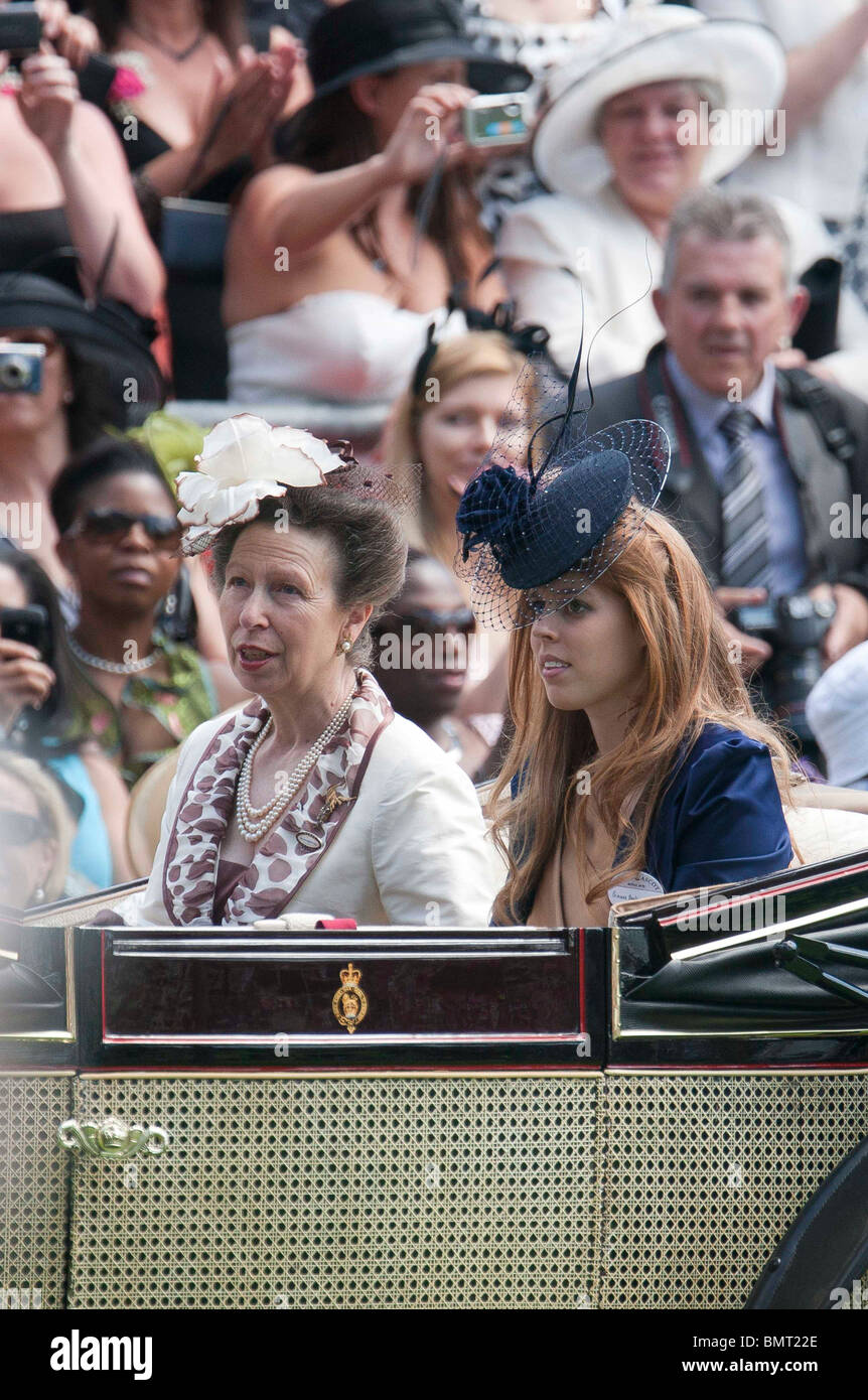 Britischen Mitgliedern der königlichen Familie Prinzessin Anne L und Prinzessin Beatrice kommen mit der Kutsche zum Royal Ascot Race meeting Stockfoto