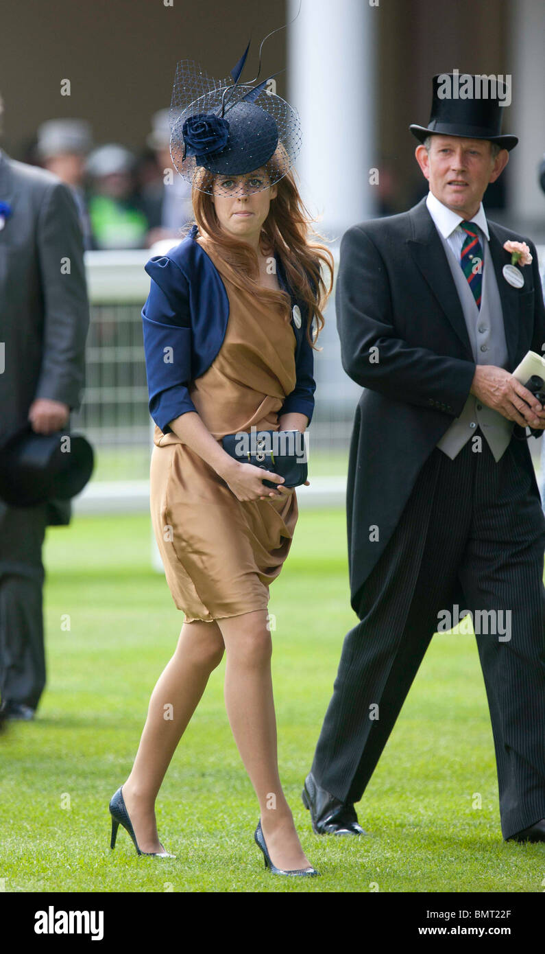 Prinzessin Beatrice kommt in den Paddock-Ring Tagung des Royal Ascot Race einen Hut Stockfoto