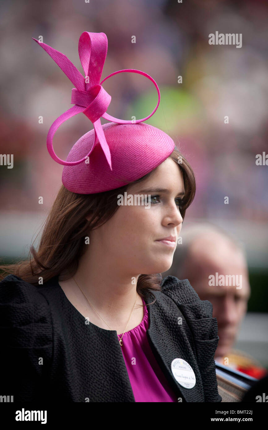 Die britische Prinzessin Eugenie einen Hut auf dem Royal Ascot Race treffen Stockfoto