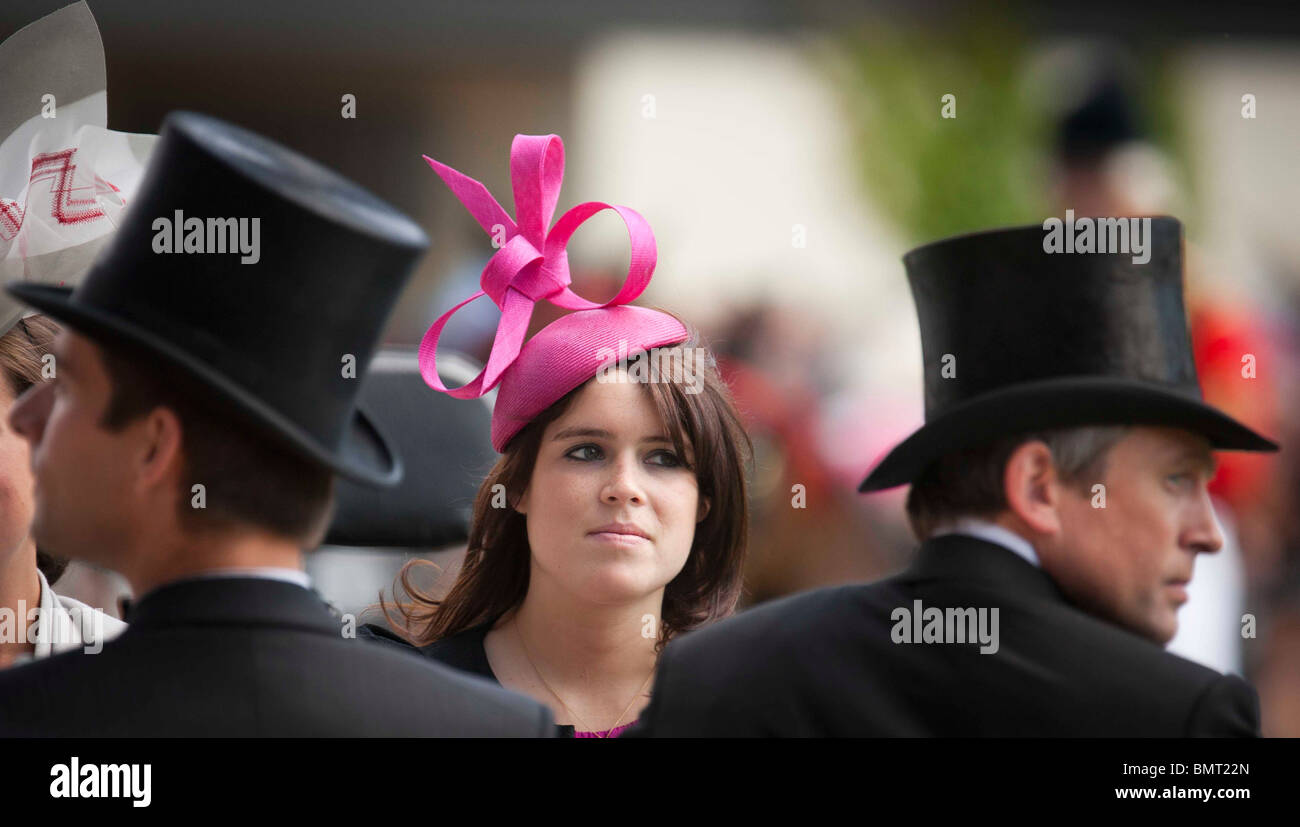 Die britische Prinzessin Eugenie einen Hut auf dem Royal Ascot Race treffen Stockfoto