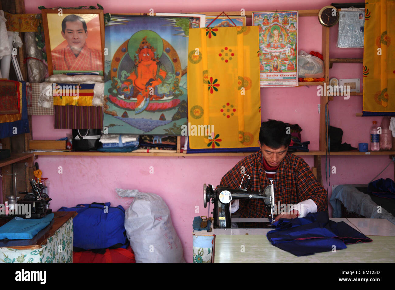 Man Betrieb eine Nähmaschine in seiner Näherei in Paro, Bhutan. Stockfoto
