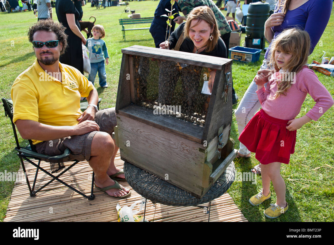 Biene-Halter mit Bienen in einem Bienenstock Display, damit die Königin zu sehen sind, mit Mutter und Kind anschauen Stockfoto
