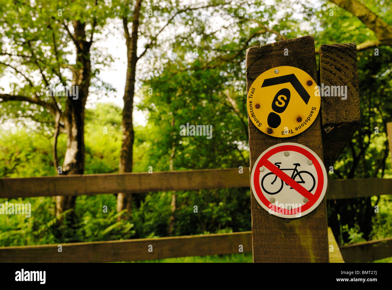 Richtung und keine Radsport Anzeichen auf Sandstein-Tour in Cheshire. Stockfoto