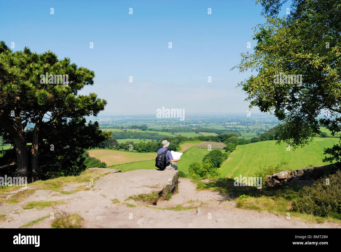 Walker mit Karte genießen Sie den Blick über den Cheshire-Ebenen aus dem Sandstein-Pfad. Stockfoto