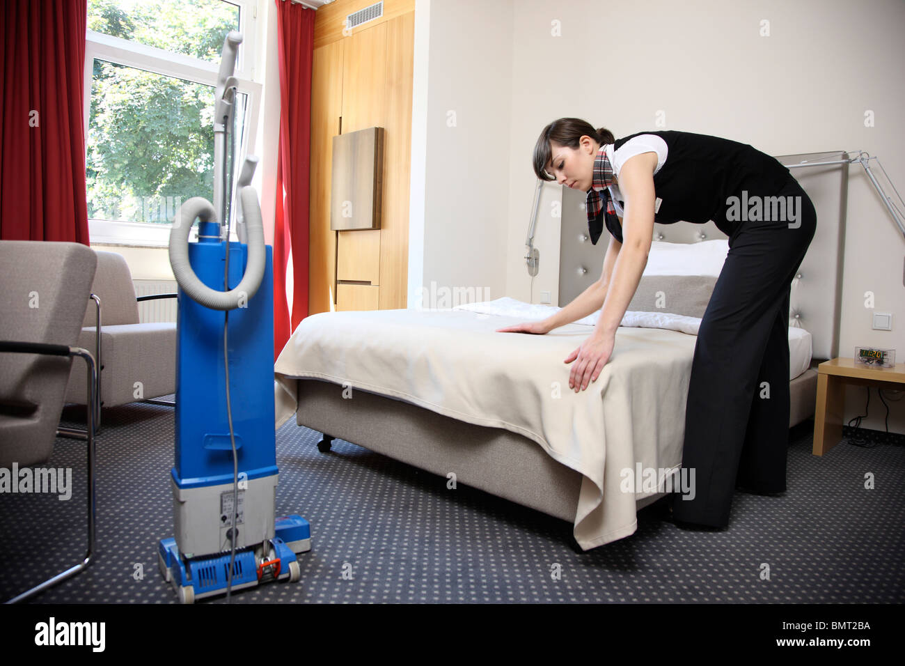 betten machen englisch, hotel, zimmer-service, housekeeping, die bei der arbeit in einem, Design ideen