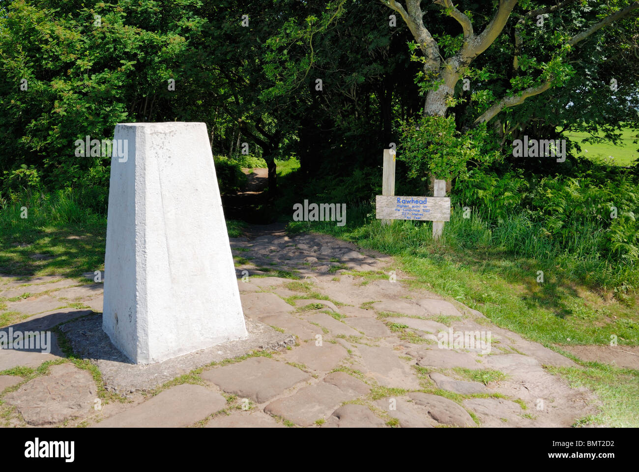 Trigonometrischen Punkt Rawhead, dem höchsten Punkt des Weges Sandstein in Cheshire. Stockfoto