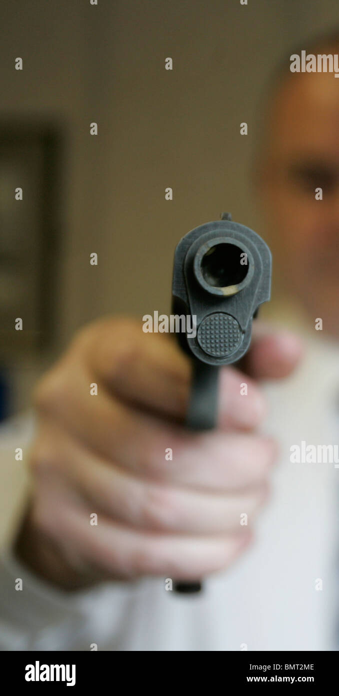 ein Polizist mit einer Waffe, nachdem es bei Polizei übergeben wurde Stockfoto