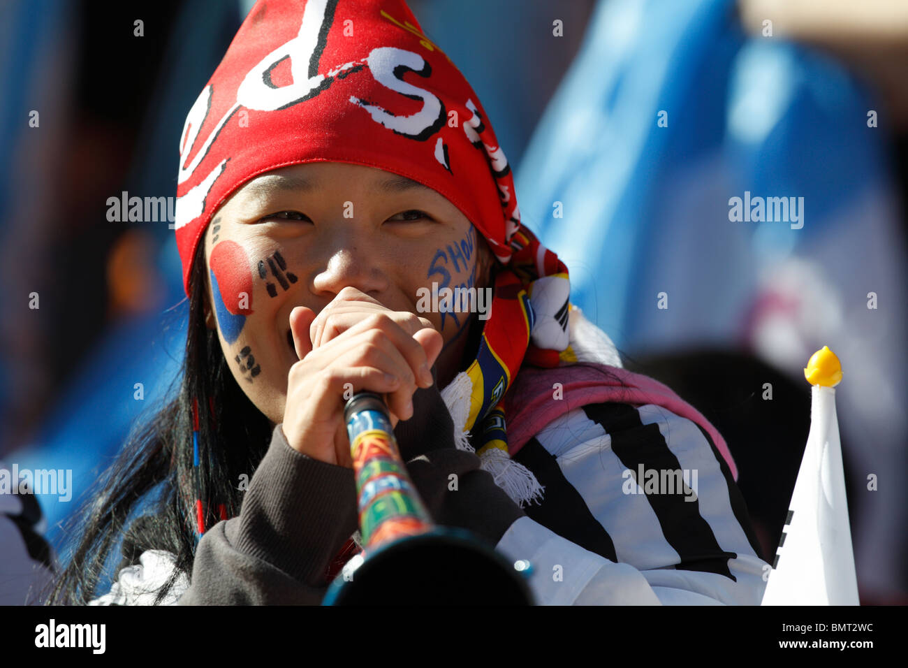 Südkorea Unterstützer bläst eine Vuvuzela bei einem 2010 FIFA World Cup Fußballspiel zwischen Argentinien und Südkorea. Stockfoto