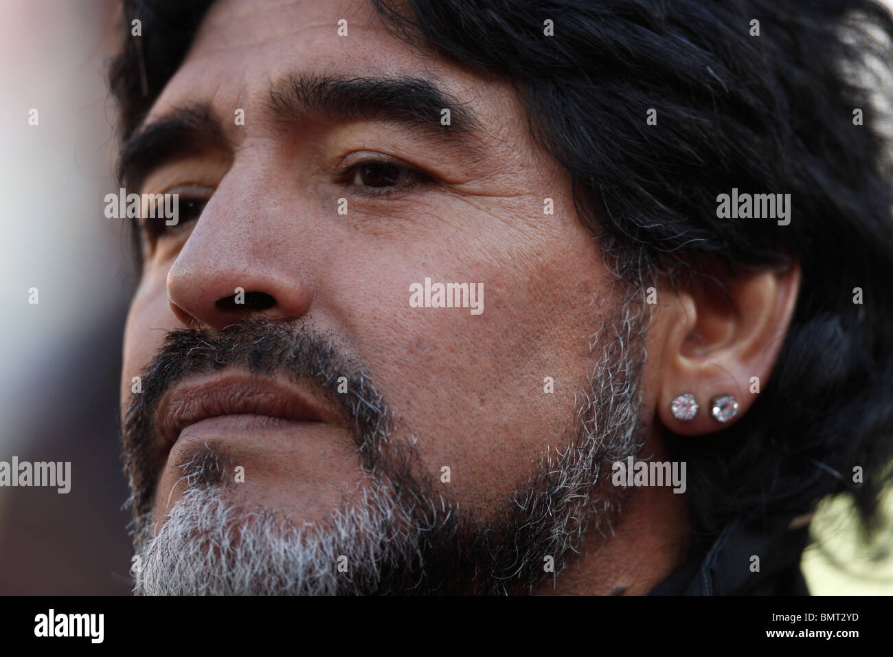 Der argentinische Trainer Diego Maradona beobachtet die Aufwärmphase der Teams vor dem Spiel der FIFA-Weltmeisterschaft zwischen Argentinien und der Republik Korea am 17. Juni 2010 in Johannesburg, Südafrika. Nur redaktionelle Verwendung. Stockfoto