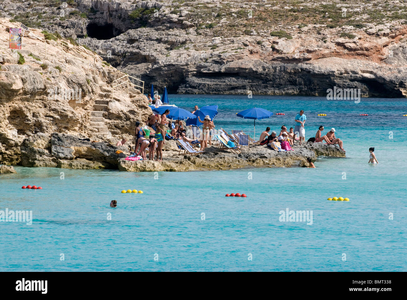 Touristen genießen das klare Wasser der blauen Lagune, Comino, Malta. Stockfoto