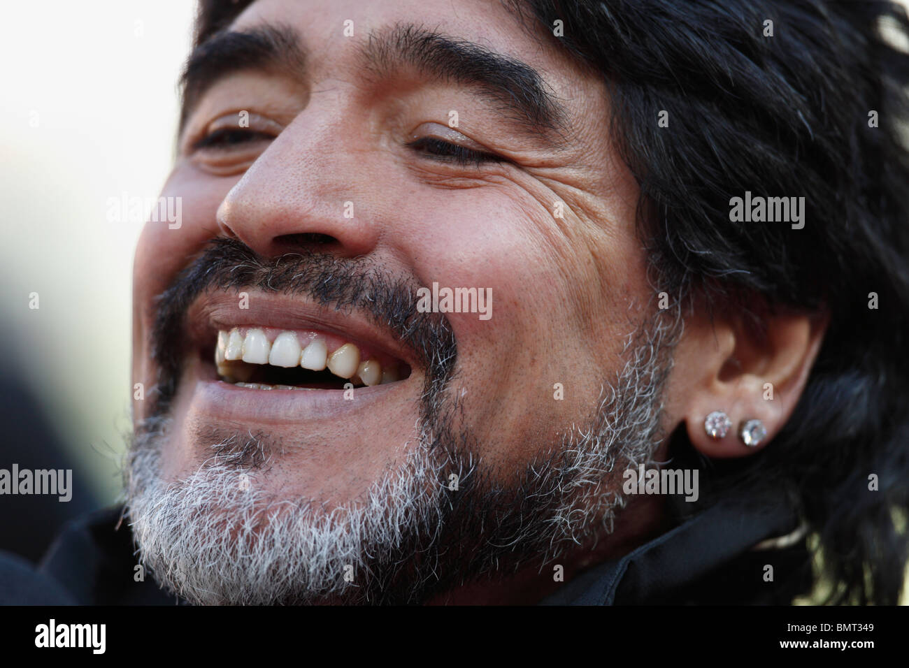 Der argentinische Cheftrainer Diego Maradona lächelt bei einem Interview am Rande vor dem Spiel der FIFA-Weltmeisterschaft gegen die Republik Korea am 17. Juni 2010 in Johannesburg, Südafrika. Nur redaktionelle Verwendung. Stockfoto