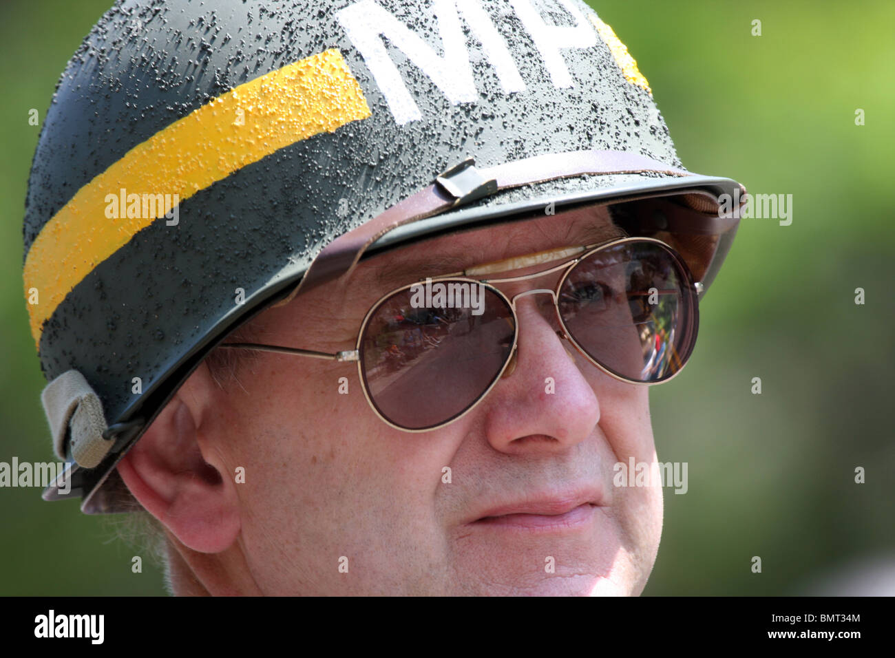 Ein MP Militärpolizei Mann in einem Helm Stockfoto