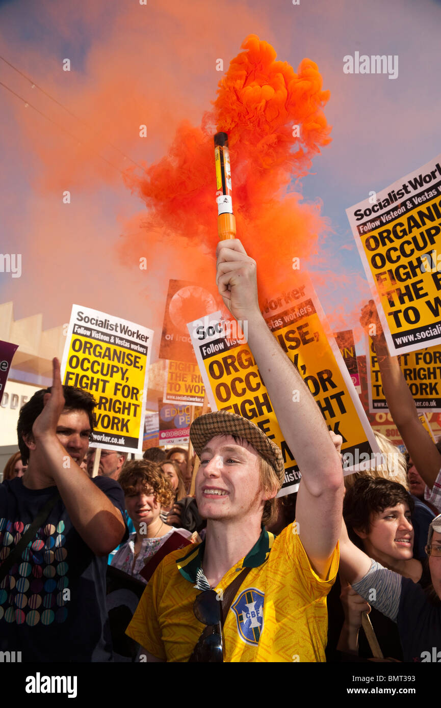 Demonstranten ablassen orange Leuchtkugeln außerhalb Konferenzzentrum in Jobs, Bildung, Frieden protestieren am Labour-Parteitag Stockfoto