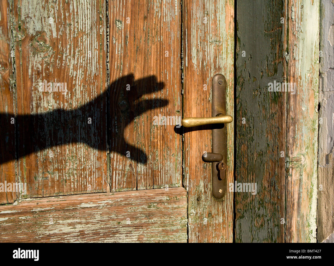 Schatten der Hand und alte Tür Stockfoto