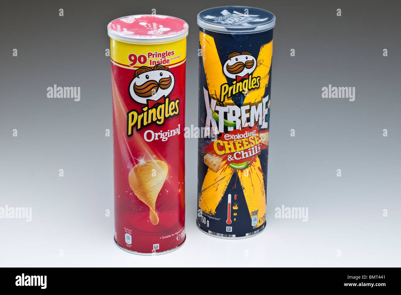 Zwei 150g Kartons von Pringles knusprige Chips Originalgeschmack und Xtreme explodierenden Käse und Chili Geschmack Stockfoto