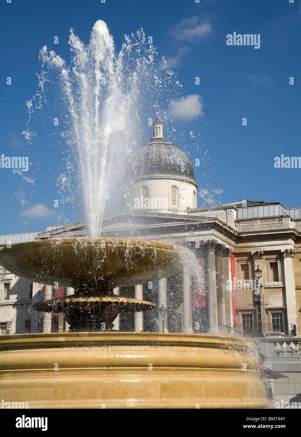London - Nationalgalerie und Brunnen auf dem Trafalgar square Stockfoto