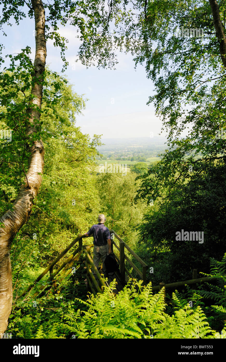 Genießen Sie den Blick über den Cheshire-Ebenen aus Sandstein Trail Walker. Stockfoto