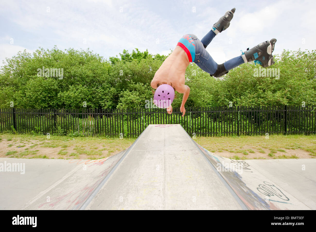 Inline-Skater in Aktion bei speziell dafür gebauten Skatepark in Leigh on Sea, Essex, England. Stockfoto