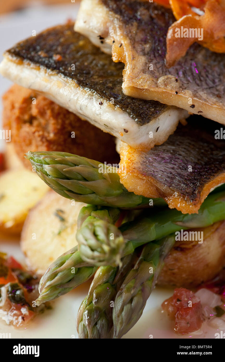 Eine Mahlzeit mit frischer Seebarsch an Gwesty Cymru Hotel und Restaurant, Aberystwyth, Ceredigion, Wales UK Stockfoto