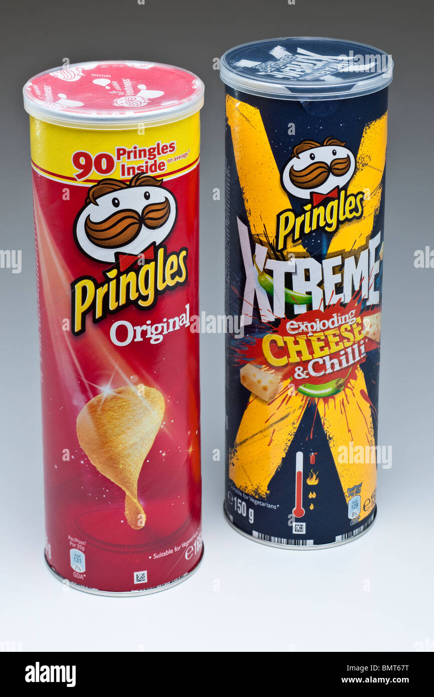 Zwei 150g Kartons von Pringles knusprige Chips Originalgeschmack und Xtreme explodierenden Käse und Chili Geschmack Stockfoto