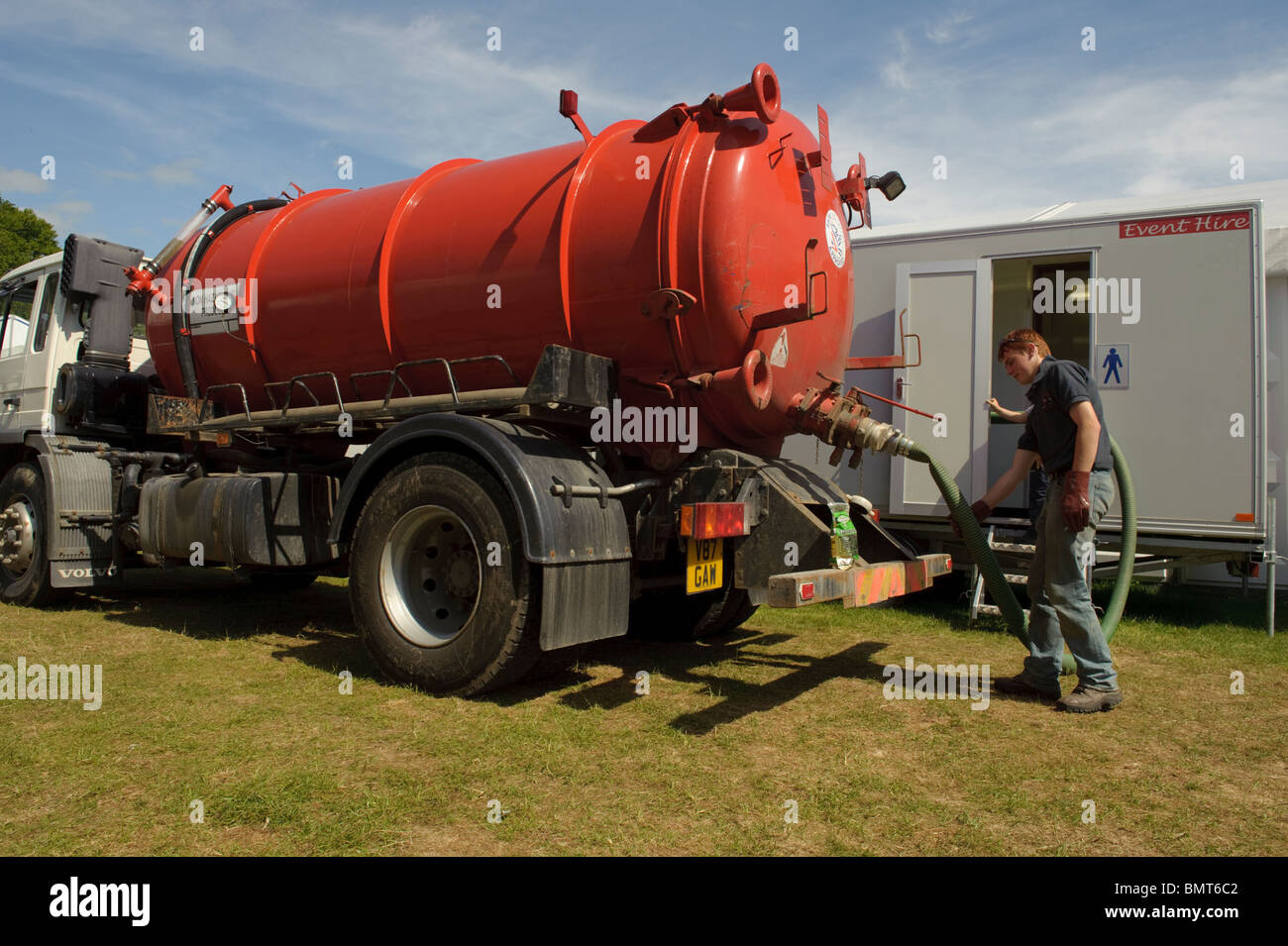 Ein Mann, der auf einem Festival in Großbritannien mobile Toiletten arbeitet Stockfoto