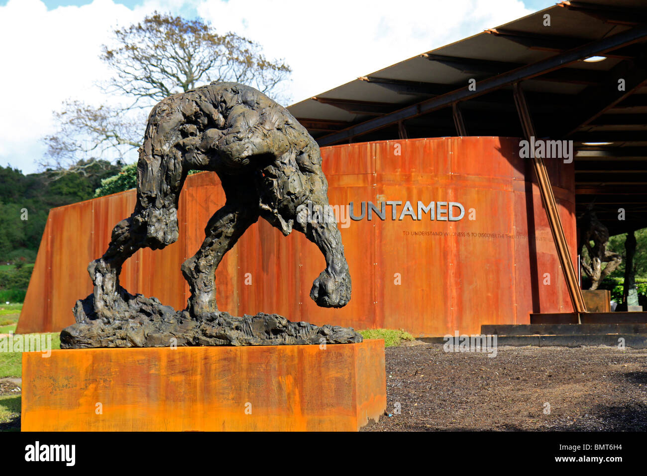 "Ungezähmte: Wiederherstellung des verlorenen Gleichgewichts zwischen Mensch und Natur" ist eine ganzjährige Ausstellung im Garten Kirstenbosch. Stockfoto