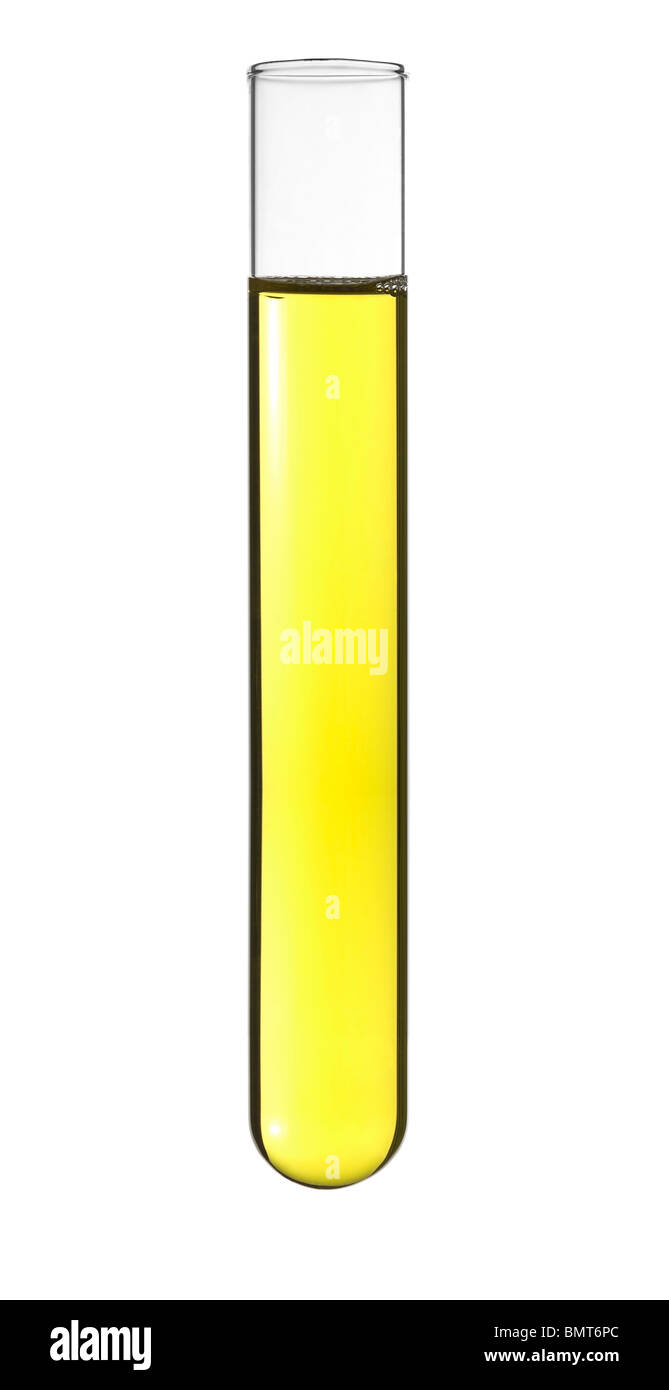 Isolierte Reagenzglas mit einer gelben Flüssigkeit. Stockfoto