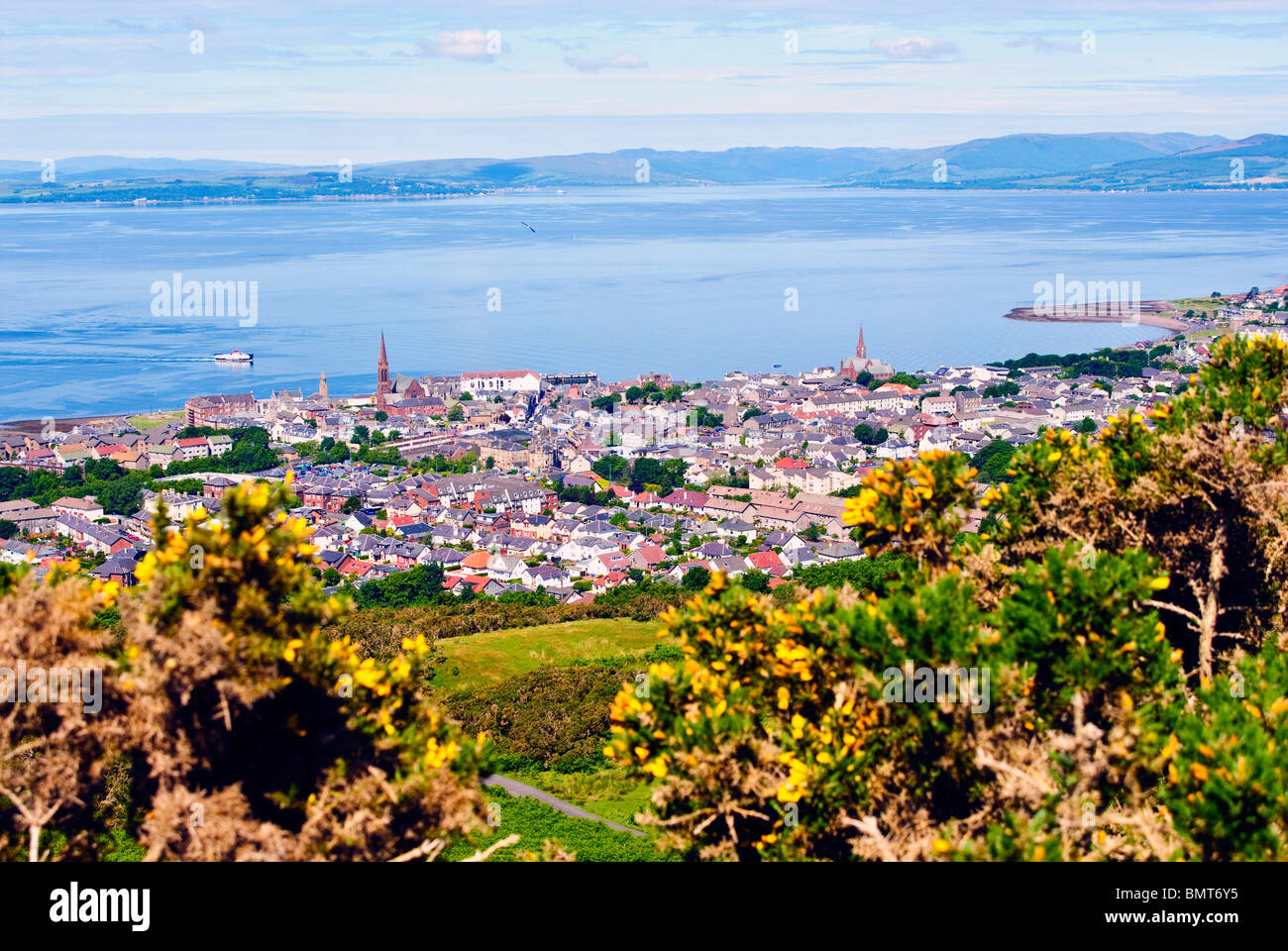 Die Seaside Town von Largs, Ayrshire, Schottland, vom Burgberg aus gesehen. Stockfoto