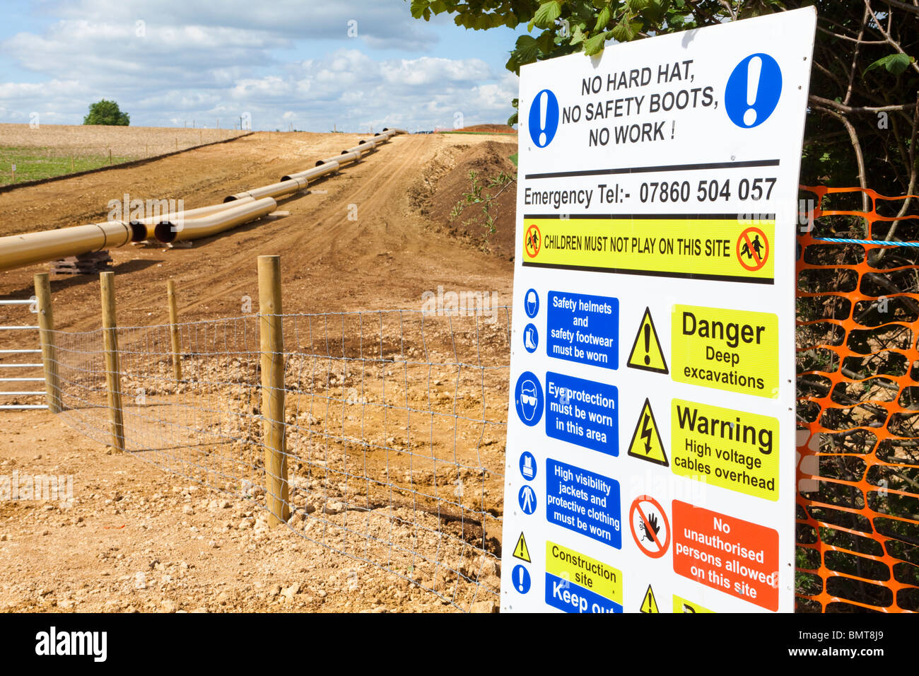 Arbeitsschutzhinweis für Industriegelände, wo eine National Grid-Pipeline verlegt wird, hier durch die Cotswolds in der Nähe von Coberley, Gloucestershire, Großbritannien Stockfoto