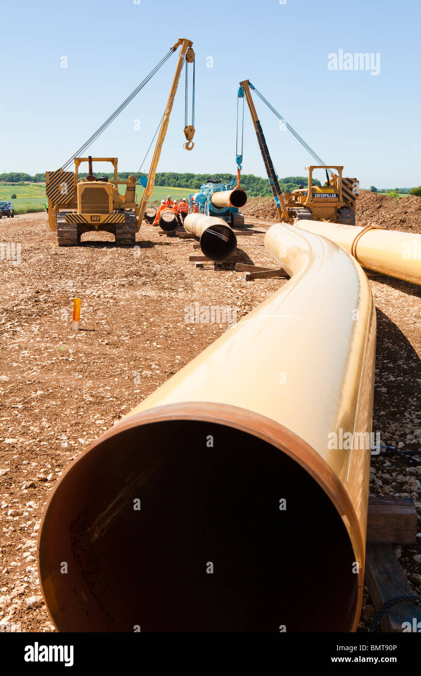 National Grid-Erdgas-Pipeline verlegt werden, gesehen hier überquert die Cotswolds in der Nähe von Elkstone, Gloucestershire Stockfoto