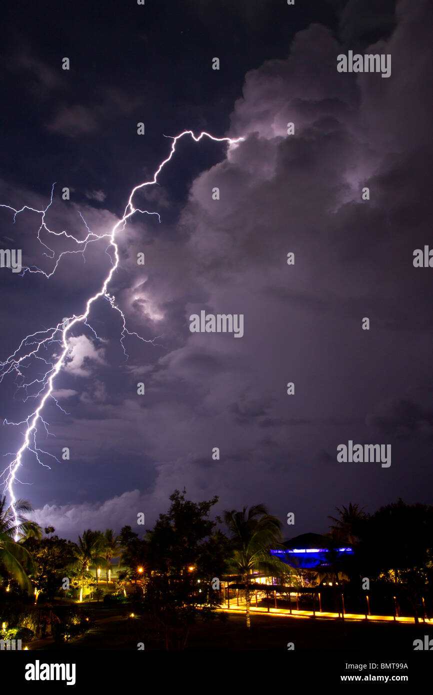 Gewitter über Hotelresort, Sabah, Borneo, Malaysia. Stockfoto