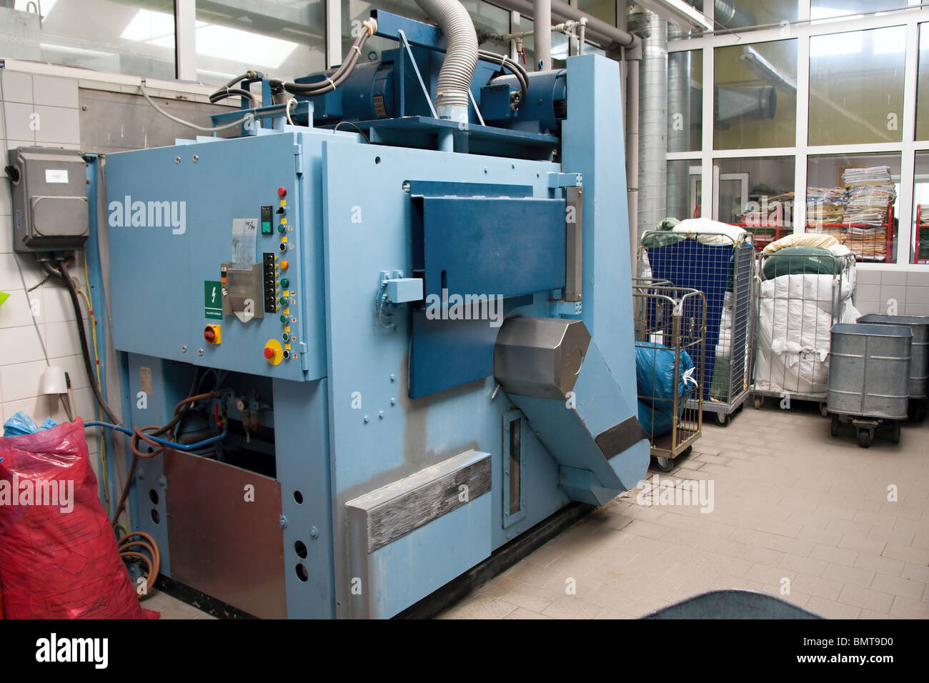 Industriewaschmaschinen in einem Waschsalon Stockfoto