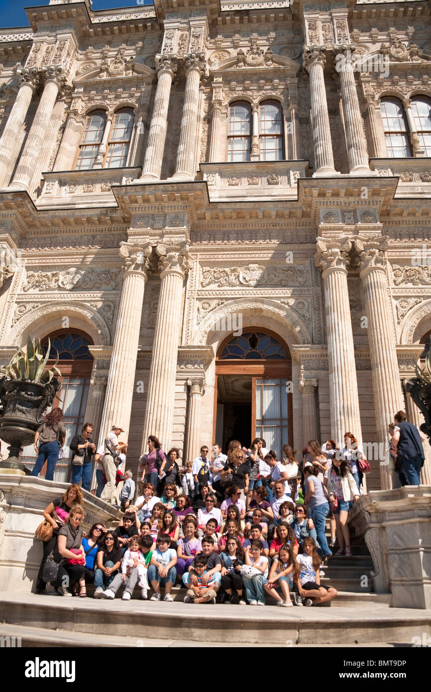 Gruppe von Schülern besuchen Dolmabahce Palast, Istanbul, Türkei Stockfoto