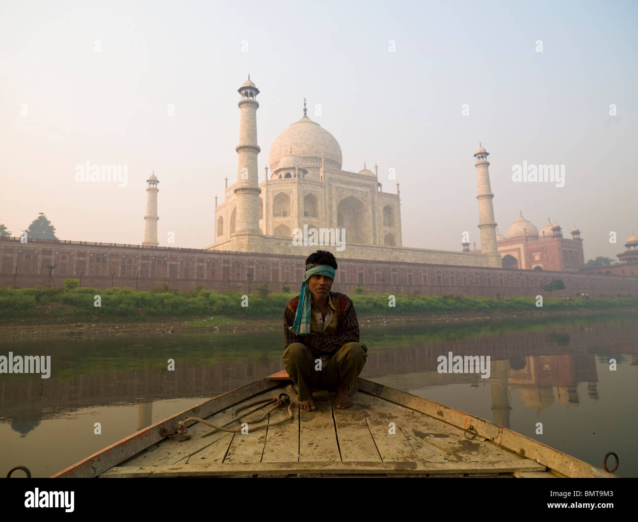 Taj Mahal, Agra, Indien; Mann sitzt auf einem Boot durch das Taj Mahal Stockfoto