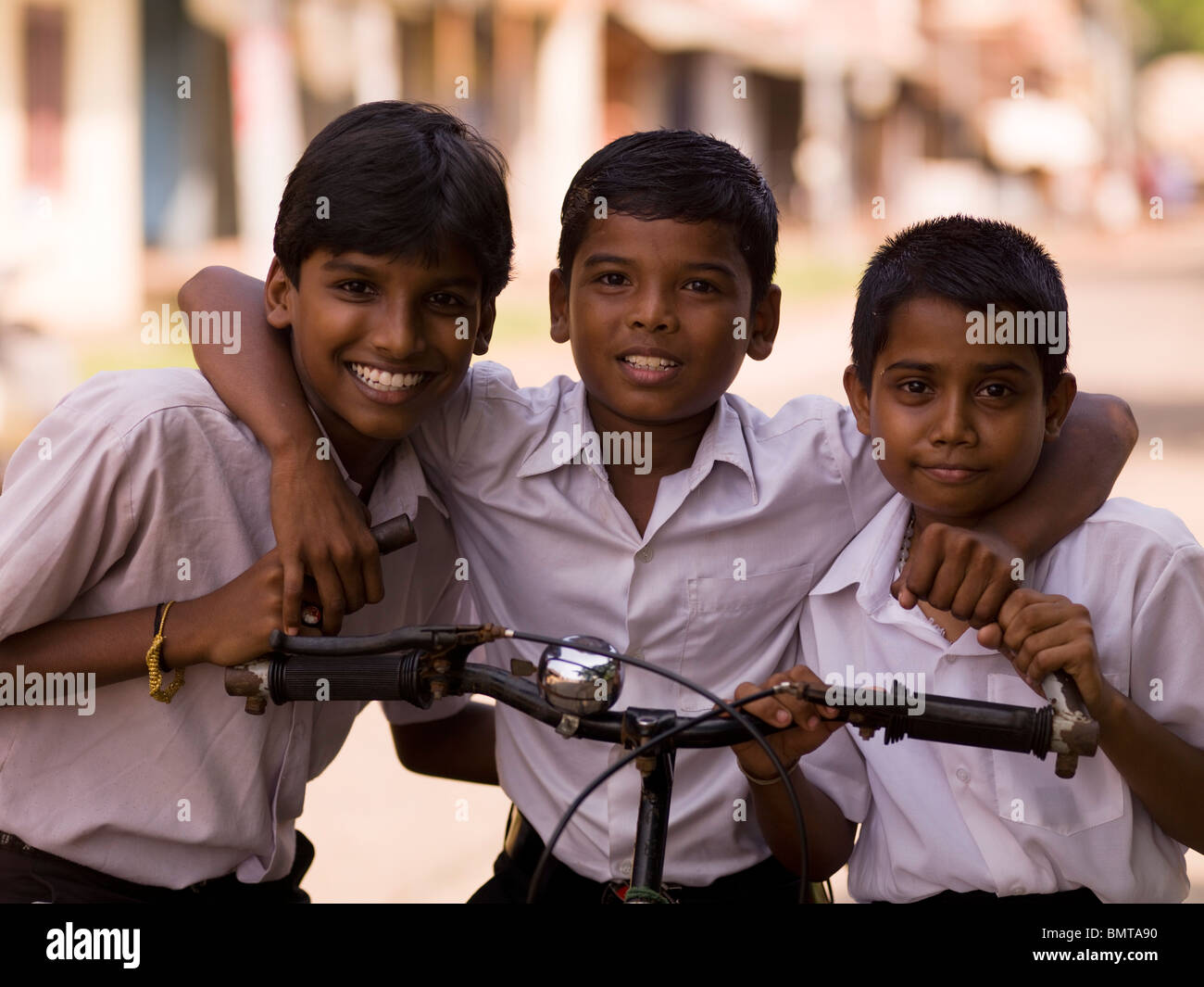 Alleppey, Kerala, Indien; Porträt der jungen sitzen auf einem Fahrrad lächelnd in die Kamera Stockfoto