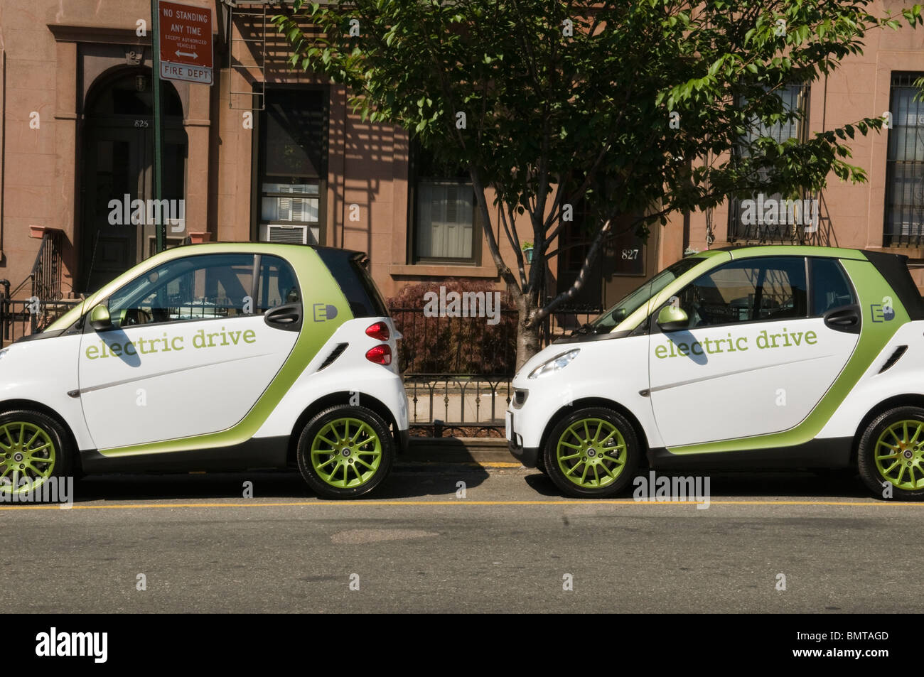 intelligente Autos Elektroantrieb Autos auf der Straße geparkt. Stockfoto