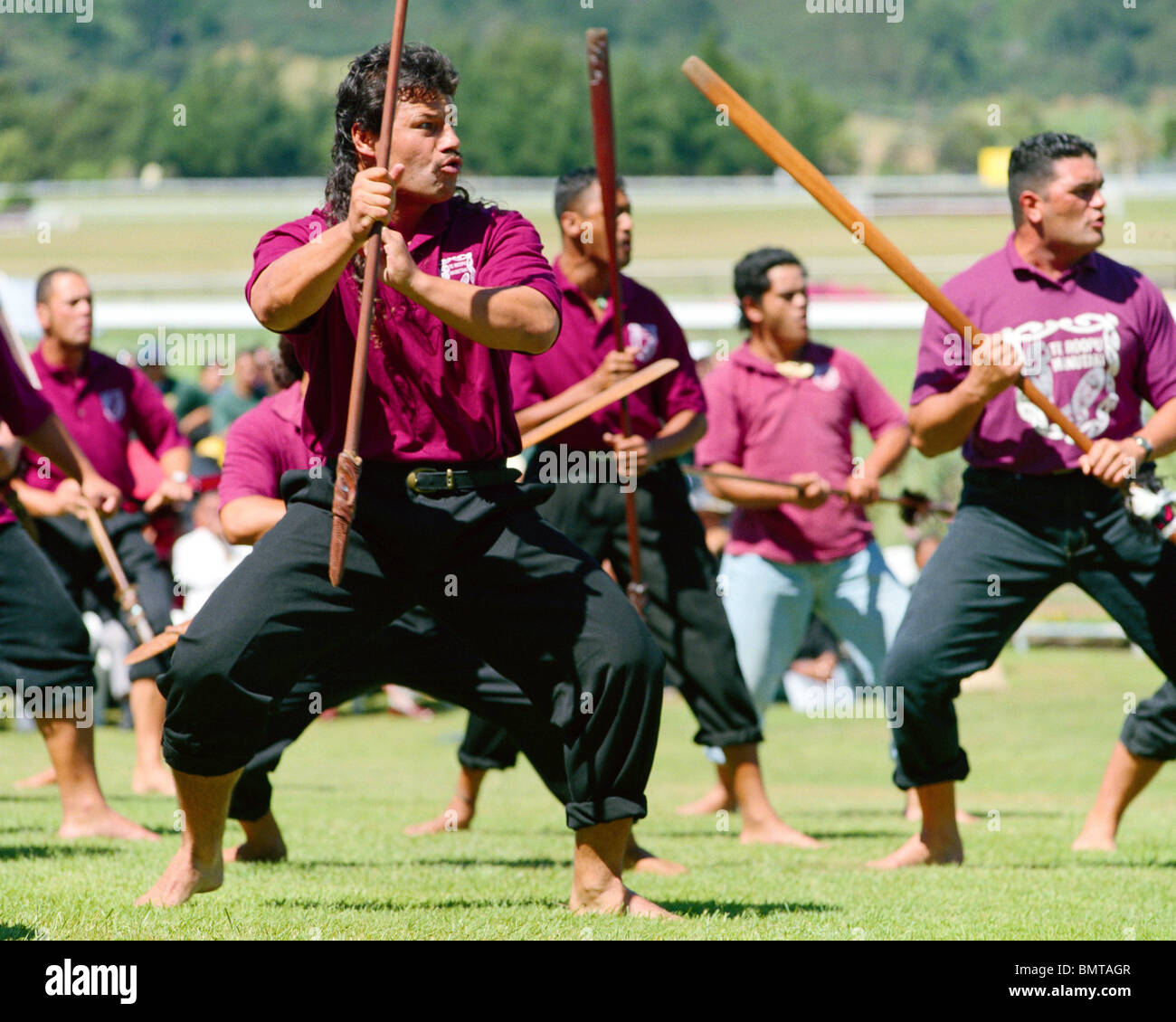 Kräftige Powhiri Herausforderung von Mitgliedern der Te Roopu Manutaki