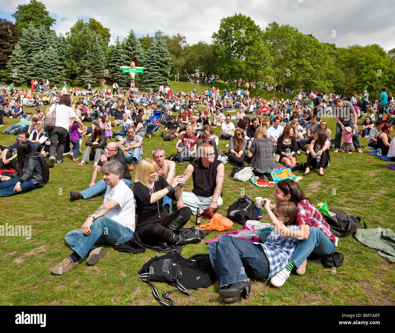 Publikum im Glasgower West End Festival 2010 im Kelvingrove Park. Stockfoto